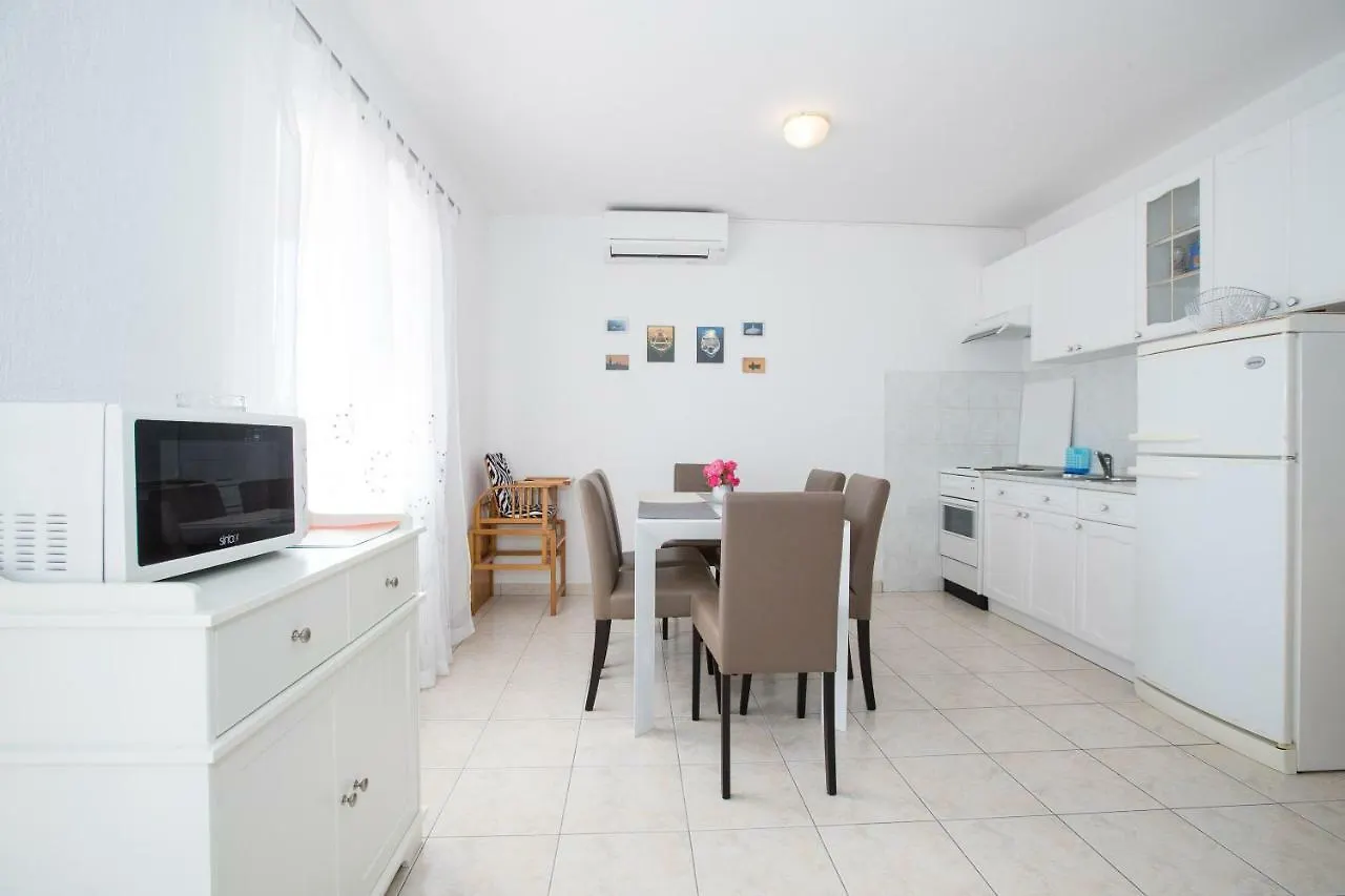 Apartments Dania Lopar 0*,